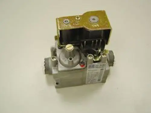 Gasventil der Marke Remeha, mit Metalloberteil und mehreren Anschlussmöglichkeiten, dient zur Regelung von Gasstrom in Heizungsanlagen.